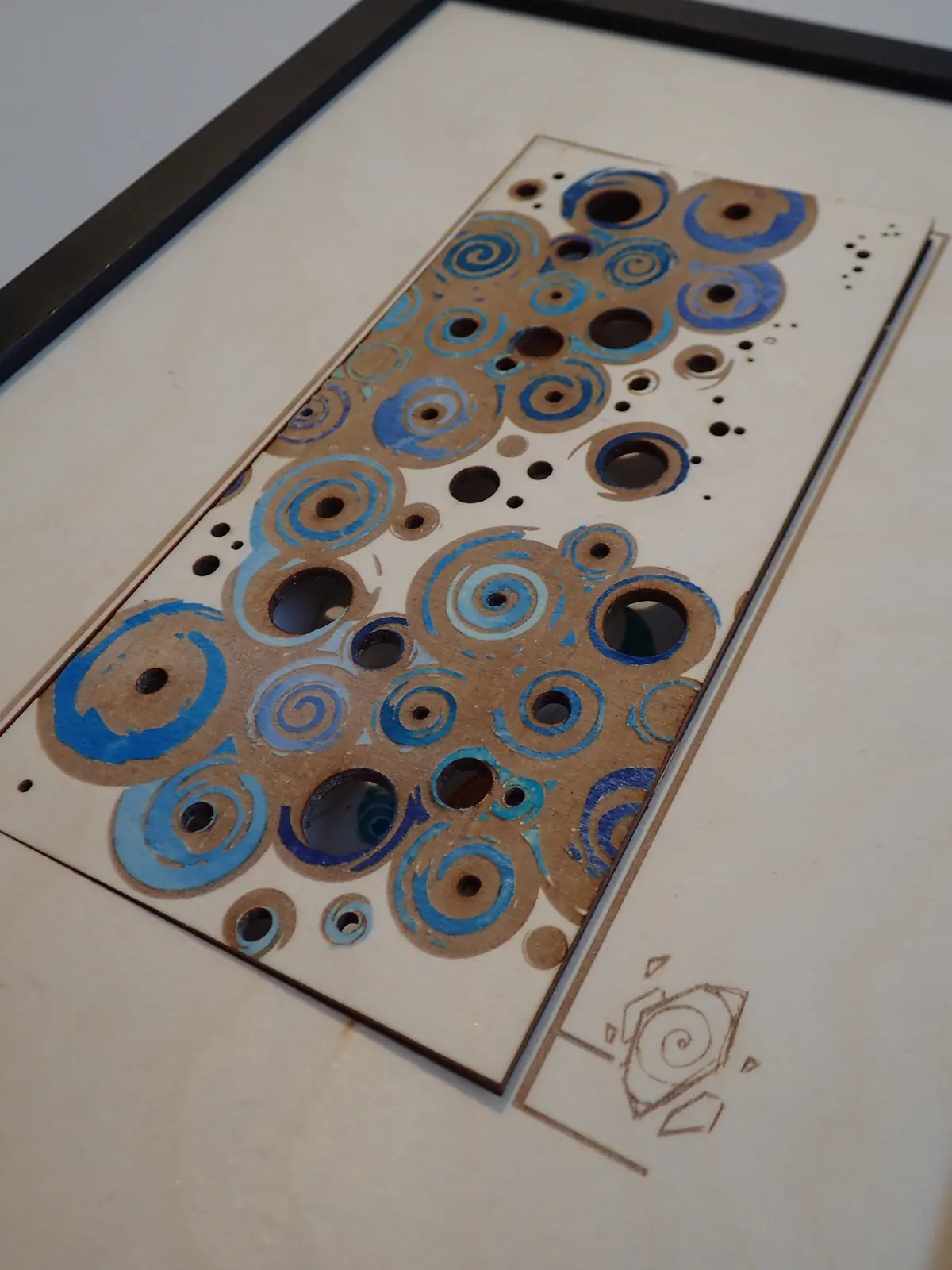 Cadres gravés au laser pour une exposition d'aquarelles