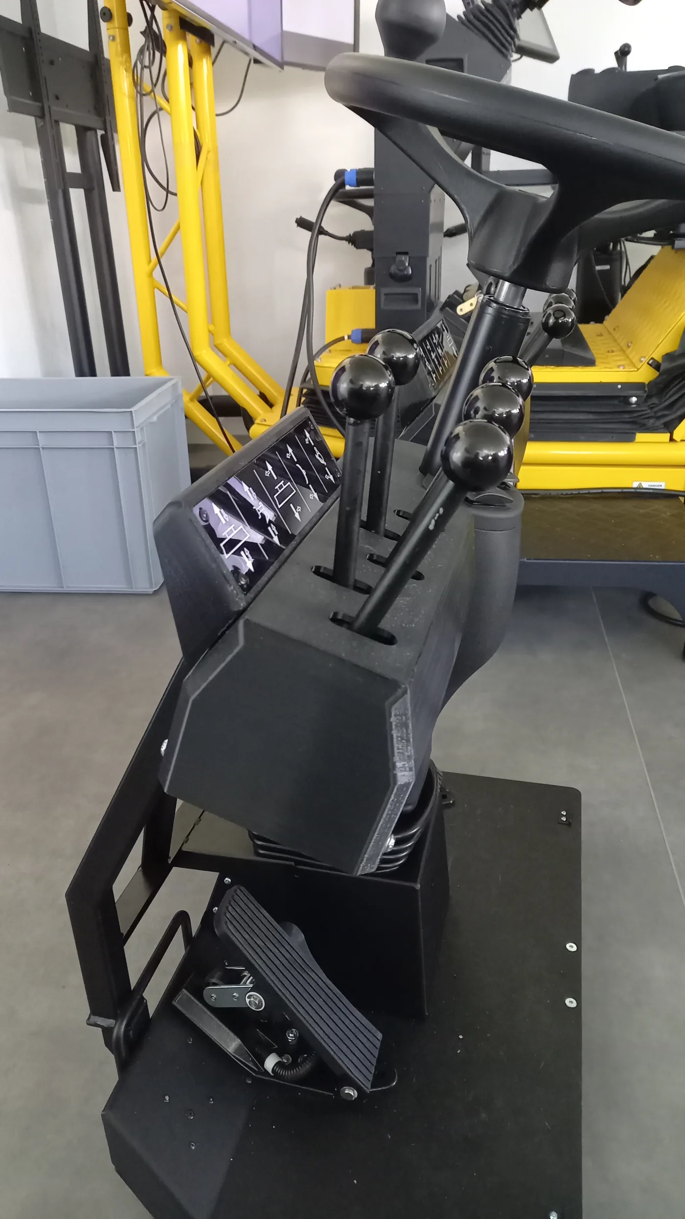 Poste de conduite pour simulateur de niveleuse — photo 1