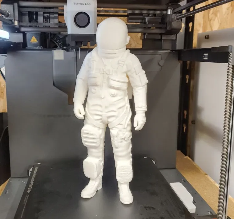 Mini astronaute en deux parties : un cadeau imprimé avec précision